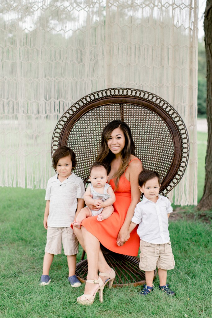 fun family of five photos with peacock chair